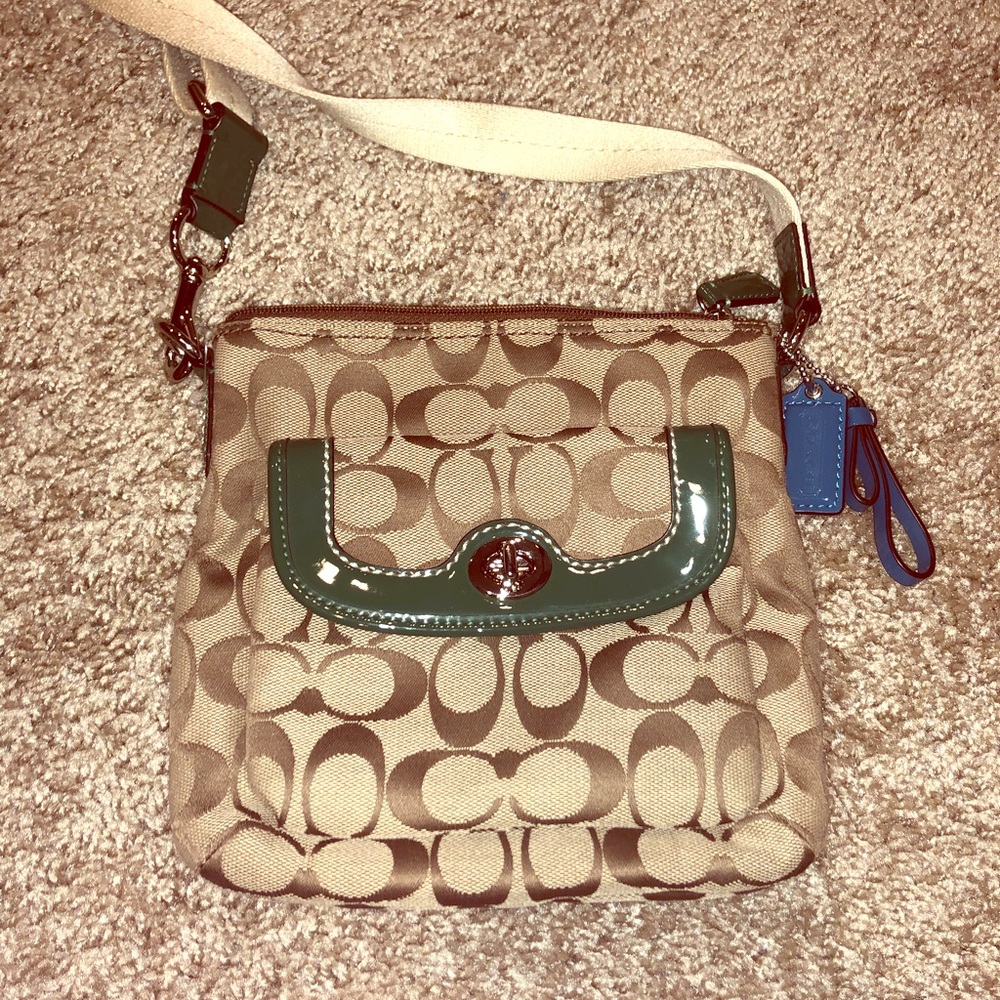 Like new, barley used coach purse.